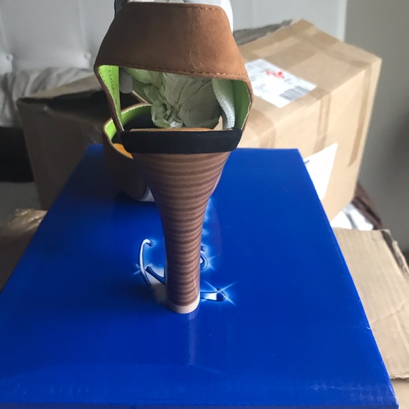 Femini Suade Pump - Picture 5 of 6